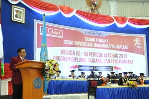 Seskab, Pramono Anung saat memberikan orasi ilmiah pada acara Wisuda Ke-85 Periode III Tahun 2017 Progam Diploma, Sarjana, dan Pascasarjana di Universitas Muhammadiyah Malang (UMM), pada Sabtu (26/8). (Foto: Humas/Deni)