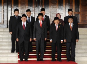 Presiden Jokowi dan Wapres JK berfoto bersama di Gedung Nusantara MPR/DPD/DPR, Jakarta, Rabu (16/8). (Foto: Humas/Anggun)