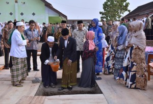 Presiden Jokowi saat kunjungan kerja ke berkunjung ke Pesantren Nurul Islam, Jatirogo, Jember, Jawa Timur, Sabtu (12/8). (Foto: Humas/Agung).