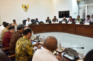Presiden Jokowi didampingi Wapres Jusuf Kalla memimpin rapat terbatas evaluasi implementasi TKDN, di Kantor Presiden, Jakarta, Selasa (1/8) sore. (Foto: Rahmat/Humas)