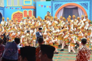 Presiden Jokowi saat hadir dalam acara Festival Anak Saleh Indonesia (FASI) X Di Masjid Raya Sabilal Muhtadin, Banjarmasin, Jumat (15/9). (Foto: Humas/Dinda)