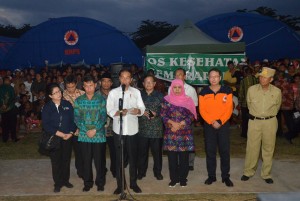 Presiden Jokowi menyampaikan konferensi pers usai meninjau lokasi pengungsian erupsi Gunung Agung di Stadion Soecapura, Kabupaten Klungkung, Bali, Selasa (26/9) petang. (Foto: Humas/Jay)