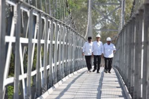 Presiden Jokowi mencoba Jembatan Gantung Krinjing dan Mangunsuko di Kecamatan Dukun, Kabupaten Magelang, Jawa Tengah, Senin (18/9) siang. (Foto: Nia/Humas)