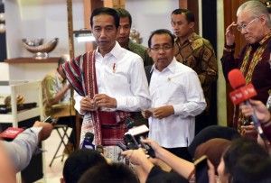Presiden Jokowi didampingi Mensesneg menjawab wartawan usai membuka Pameran Kriyanusa Dekranas 2017 di Jakarta Convention Center, Rabu (27/9) pagi. (Foto: Rahmat/Humas)