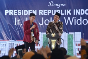 Presiden Jokowi saat bersilaturahmi dengan warga Muhammadiyah dan Civitas Akademisi Universitas Muhammadiyah Banjarmasin di Universitas Muhammadiyah Banjarmasin di Kabupaten Barito Kuala, Kalimantan Selatan, Jumat (15/9) sore. (Foto: Humas/Rahmi)