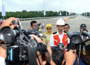 Presiden menjawab pertanyaan wartawan usai meresmikan jalan tol Medan-Kualanamu-Tebing Tinggi, Jumat (13/10). (Foto: BPMI)