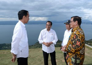 President Jokowi visits Lake Toba in North Sumatera Province on Saturday(14/10). (Photo by: Bureau of Press and Media)