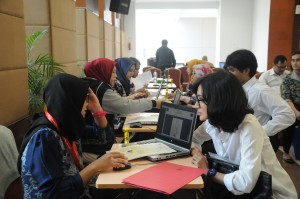 Suasana proses verifikasi berkas administrasi CPNS Sekretariat Kabinet di Pusdiklat, Kemensetneg, Jakarta Selatan. (Foto: Humas/Deni)