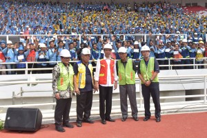 Presiden Jokowi saat meresmikan Pembukaan Percepatan Sertifikasi Tenaga Kerja Konstruksi Secara Serempak di Seluruh Wilayah Indonesia Tahun 2017, di Stadion Utama Gelora Bung Karno, Jakarta, Kamis (19/10) pagi