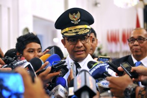 Gubernur DKI Jakarta, Anies Baswedan, menjawab pertanyaan wartawan usai pelantikan dirinya, di Istana Negara, Jakarta, Senin (16/10). (Foto: Humas/OJI)
