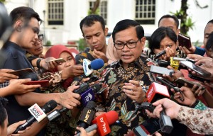 Seskab, Pramono Anung menjawab pertanyaan wartawan usai mengikuti Sidang Kabinet Paripurna, di Istana Negara, Jakarta, Senin (2/10) petang. (Foto: Humas/Jay)