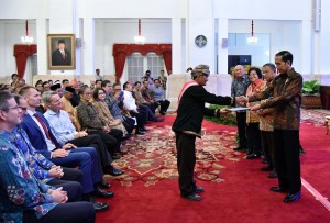 Presiden Jokowi saat menyerahkan Penguasaan Tanah dan Pengelolaan Hutan Indonesia Tahun 2017 di Istana Negara, Rabu (25/10). (Foto: Humas/Jay)