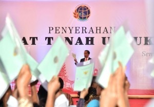 Presiden Jokowi saat memberikan sambutan pada Penyerahan Sertifikat Tanah untuk Rakyat, yang diselenggarakan di Simpang Lima, Semarang, Jawa Tengah, Senin (9/10). (Foto: BPMI)
