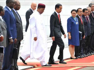 Presiden Jokowi mendampingi Presiden Republik Niger Muhammadu Buhari memasuki Istana Merdeka, Jakarta, Senin (16/10) siang. (Foto: Rahmat/Humas)