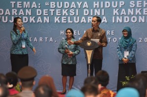 Presiden Jokowi saat menghadiri Puncak peringatan Hari Kesatuan Gerak PKK ke 45 dan Jambore Nasional Kader PKK Tahun 2017, di Hotel Mercure, Ancol, Jakarta, Senin (2/10) malam. (Foto: Humas/Jay)
