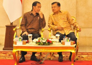 Presiden Jokowi dan Wakil Presiden Jusuf Kalla berbincang sebelum sidang kabinet paripurna, di Istana Negara, Jakarta, Senin (2/10) siang. (Foto: Rahmat/Humas)