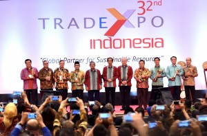 Presiden Jokowi berfoto bersama para menteri dan penerima penghargaan pada pembukaan Trade Expo Indonesia ke-32, di BSD City, Tangsel, Banten, Rabu (11/10) siang. (Foto: Rahmat/Humas)