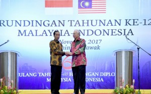 Presiden Jokowi usai keterangan pers bersama Perdana Menteri Dato Sri Mohd. Najib di Hotel Hilton, Kuching, Malaysia, Rabu, (22/11). (Foto: BPMI)