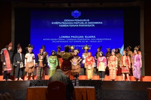 Tim Paduan Suara Lembaga Kepresidenan mengikuti lomba menyambut HUT Korpri yang digelar, di Balairung Soesilo Soedarman, Kementerian Pariwisata, Jakarta, Kamis (23/11) siang.