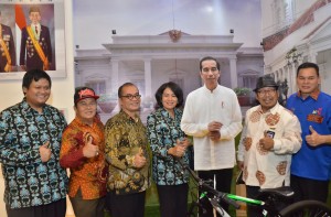 Dirjen IKP Kemkominfo berkesempatan mengunjungi dan berfoto di booth Sekretariat Kabinet dalam rangka pameran SIAK tahun 2017 di PSCC, Palembang, Sumatra Selatan, Rabu (22/11). (Foto: Humas/Jay)