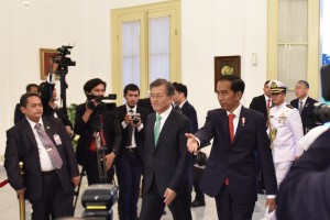 Presiden Republik Korea Moon Jae-In dipersilakan mengikuti konferensi pers bersama oleh Presiden Jokowi, di Istana Kepresidenan Bogor, Jawa Barat, Kamis (9/11) malam. (Foto: Humas/Oji)