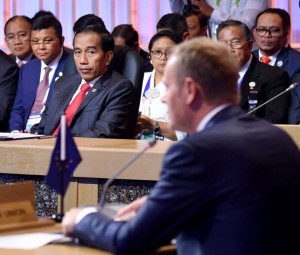 Presiden Jokowi hadir dalam KTT Peringatan 40 Tahun Kerja Sama Kemitraan ASEAN-Uni Eropa (UE) yang digelar di Philippines International Convention Center (PICC), Manila, Filipina, Selasa (14/11).