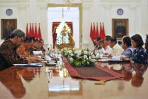 Presiden Jokowi saat menyampaikan pengantar pada Rapat Terbatas Peningkatan Investasi dan Perdagangan, di Istana Merdeka, Jakarta, Jumat (5/1) siang. (Foto: Humas/Deni)