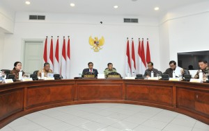 Presiden Jokowi saat memimpin Rapat Terbatas lanjutan mengenai peningkatan investasi di Kantor Presiden, Jakarta, Rabu (31/1). (Foto: Humas/Jay)