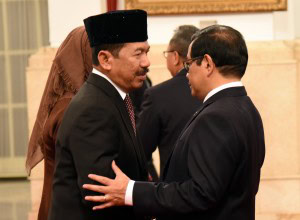 Kepala BSSN mendapat ucapan selamat dari Seskab usai dilantik oleh Presiden Jokowi, di Istana Negara, Jakarta, Rabu (3/1) siang. (Foto: Humas/Rahmat).