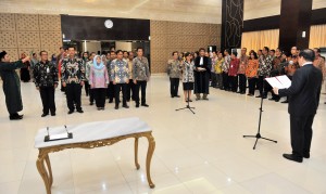 Seskab Pramono Anung melantik dan mengambil sumpah 28 pejabat eselon II, III, dan IV di lingkungan Setkan, di aula Gedung III Kemensetneg, Jakarta, Rabu (17/1) siang. (Foto: Rahmat/Humas)