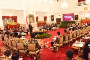 Presiden Jokowi memberikan arahan pada Rapat Kerja Pemerintah (RKP) mengenai Percepatan Pelaksanaan Berusaha di Daerah, di Istana Negara, Jakarta, Selasa (23/1). (Foto: Humas/Rahmat).