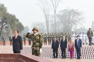Presiden Jokowi didampingi Ibu Negara Iriana, Minggu (28/1) pagi mengunjungi Bangladesh National Martyrs' Memorial Savar. (Foto: Humas/Nia)