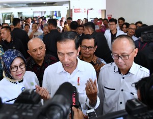 Presiden usai meninjau pelayanan Rumah Sakit Umum Pendidikan (RSUP) Dr. Hasan Sadikin (RSHS), Kota Bandung, Kamis, (22/2). (Foto: BPMI)