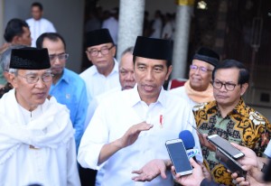 Presiden Jokowi menjawab pertanyaan wartawan usai menyerahkan 19 Sertifikat Tanah Wakaf kepada 16 orang perwakilan, Jumat (9/2). (Foto: Humas/Anggun)