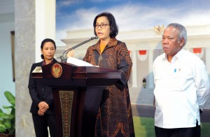 Menkeu menjelaskan pada wartawan usai Rapat Terbatas di Kantor Presiden, Jakarta, Selasa (20/2) sore. (Foto: Humas/Jay)