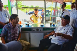 Menteri PUPR Basuki Hadimuljono dan Gubernur Sumbar Irwan Prayitno ngobrol santai, di Padang, Sumbar, Senin (5/2). (Foto: BKP Kementerian PUPR)