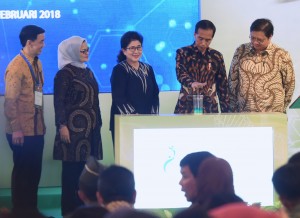 President Jokowi accompanied by Industry Minister and Health Minister inaugurate Medicine Raw Materials and Biological Product Plant of PT Kalbio Global MedikaKalbe Group at Delta Silikon 3 Industrial Zone, Lippo Cikarang, Bekasi, West Java, Tuesday (27/2). (Photo by: Rahmat/Public Relations Division)