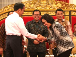 Presiden Jokowi didampingi Mensesneg, Seskab, dan KSP memberikan ucapan selamat kepada Menkeu Sri Mulyani yang terpilih sebagai menteri terbaik di dunia, di Istana Negara, Jakarta, Senin (12/2) siang. (Foto: Rahmat/Humas)