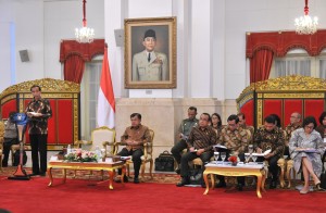 Presiden Jokowi saat memberikan pengantar pada Sidang Kabinet Paripurna, di Istana Negara, Jakarta, Senin (5/3). (Foto: Humas/Jay)