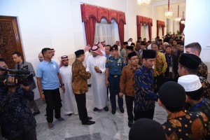 President Jokowi welcomes participants of The Prince Sultan ibn Abdul Aziz Alu Su'ud Al-Quran and Hadith Memorizing Competition at the State Palace, Jakarta, Thursday (22/3). (Photo by: Public Relations Division/Oji)