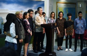Chairman of Bekraf after meeting with President Jokowi to report National Music Day Event in Ambon, at Merdeka Palace, Jakarta, Thursday (22/3). (Photo: Public Relations/Jay)