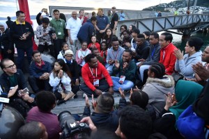 President Jokowi and The First Lady engaged in a casual conversation with Indonesian students at Waterfront Wellington on Monday (19/3). (Photo by: Bureau of Press and Media)