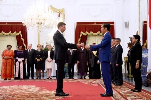 President Jokowi, accompanied by Minister of Foreign Affairs Retno Marsudi, receives a credential letter from an Ambassador at the Merdeka Palace, Jakarta, Wednesday (4/4). (Photo by: Agung/Public Relations Division of Cabinet Secretariat).