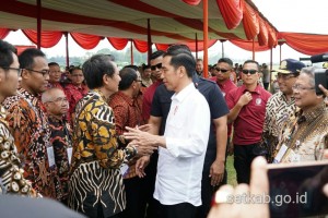Presiden bertemu dengan cucu Panglima Besar Jenderal Sudirman saat peresmian pembangunan Bandara Jenderal Besar Soedirman, di Kabupaten Purbalingga, Jawa Tengah, Senin (23/4). (Foto: Humas/Dinda)