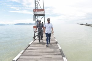 Utusan Khusus Presiden bidang PBM RI-Malaysia, Eddy Pratomo, saat meninjau pos perbatasan RI di Pulau Sebatik, Kabupaten Nunukan, Kalimantan Utara, beberapa waktu lalu. (Foto: Dokumentasi Setkab)