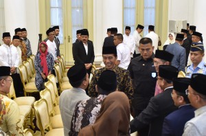 Presiden Jokowi saat menyapa peserta acara Peringatan Isra Mikraj 1439 H, di Istana Kepresidenan Bogor, Jawa Barat, Selasa (10/4) petang. (Foto: Humas/Oji).