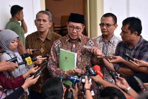 Kepala BPKH Anggito Abimanyu mendampingi Menag Lukman Hakim Saifuddin menjawab wartawan usai rapat terbatas, di Istana Kepresidenan Bogor, Jabar, Kamis (26/4). (Foto: Agung/Humas)