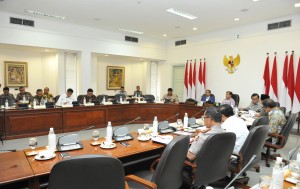 President Jokowi delivers introduction to Limited Cabinet Meeting on Managing Population Administration System after Constitutional Courts Ruling at the Presidential Office, Wednesday (4/4). (Photo by: Jay/Public Relation Division of Cabinet Secretariat)