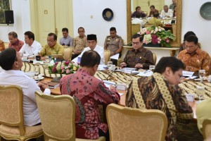 President Jokowi leads Limited Cabinet Meeting on Business Acceleration at Bogor Presidential Palace, West Java, Wednesday (18/4). (Photo by: Rahmat/Public Relations Division of Cabinet Secretariat).