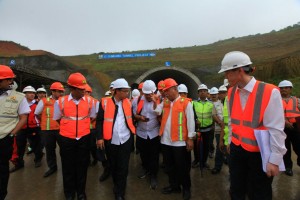 Minister of Public Works and Public Housing inspects twin tunnels in section II of Cisumdawu Toll Road, Thursday (25/4). (Photo by: Ministry of Public Works and Public Housing).